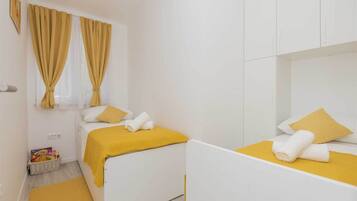 Casa | 2 habitaciones, muebles diferentes y tabla de planchar con plancha