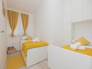 Casa | 2 habitaciones, muebles diferentes y tabla de planchar con plancha 