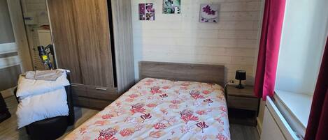 Fer et planche à repasser, accès Internet, draps fournis