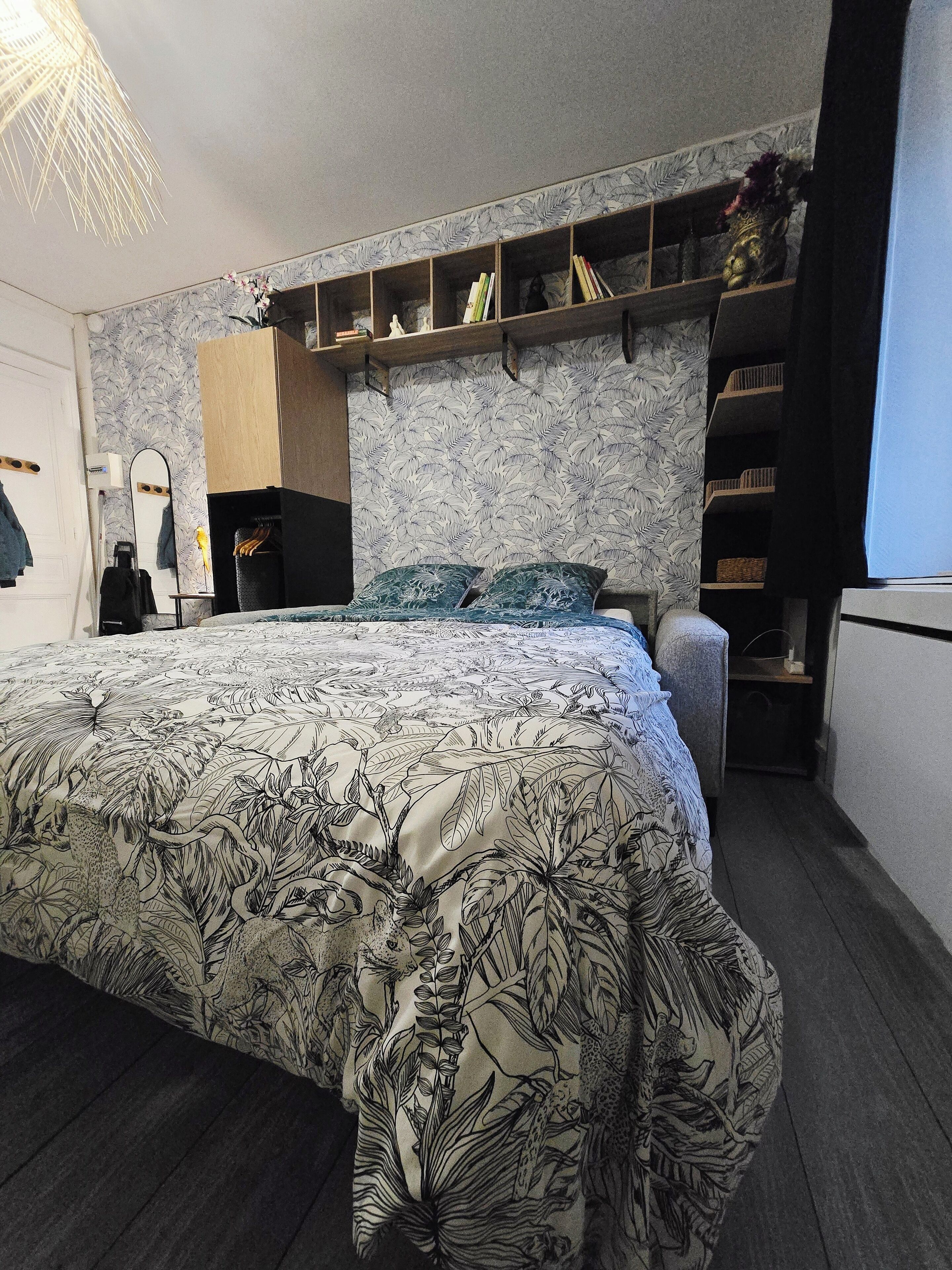 Een strijkplank/strijkijzer, internet, beddengoed