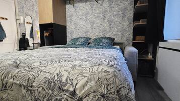 Een strijkplank/strijkijzer, internet, beddengoed