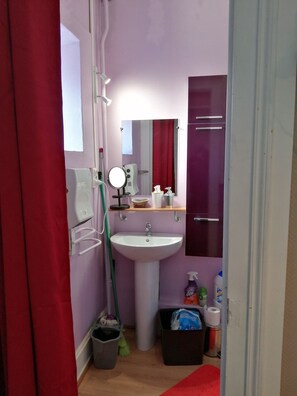 Dusche, Haartrockner, Handtücher, Toilettenpapier