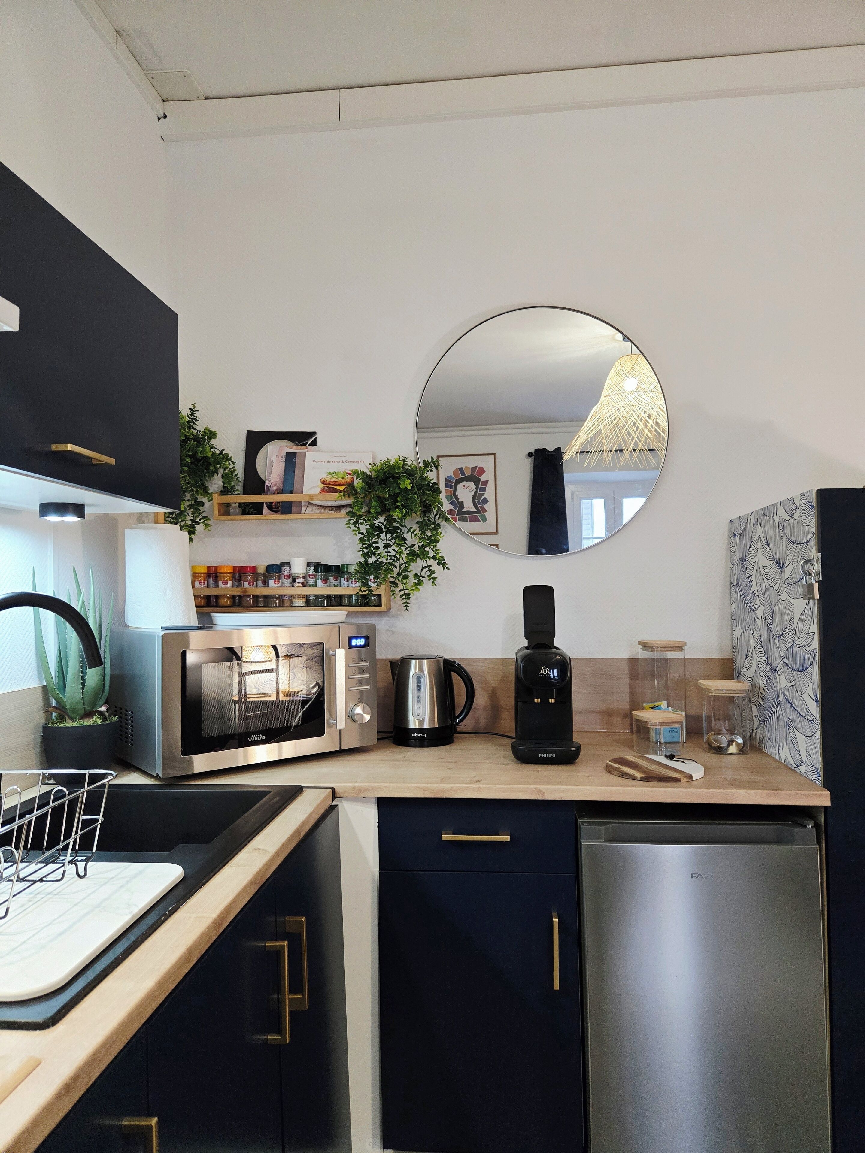 Kühlschrank, Mikrowelle, Ofen, Herdplatte