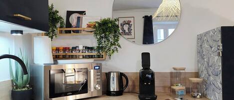 Kühlschrank, Mikrowelle, Ofen, Herdplatte