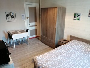 Bügeleisen/Bügelbrett, Internetzugang, Bettwäsche