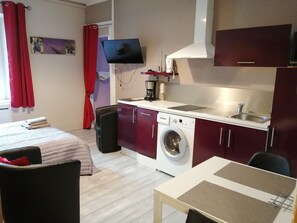 Iron/ironing board, internet, bed sheets - Independent studio (Vittel)