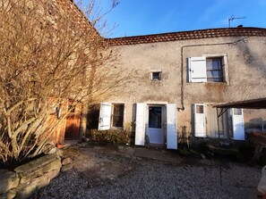 Exterior - Warm, quiet, enclosed house with terrace 20 minutes from Lac de Nausac. (Saint Etienne du Vigan)