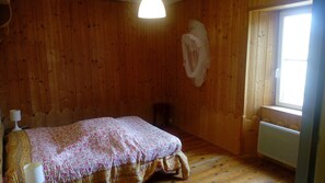 Iron/ironing board - Warm, quiet, enclosed house with terrace 20 minutes from Lac de Nausac. (Saint Etienne du Vigan)