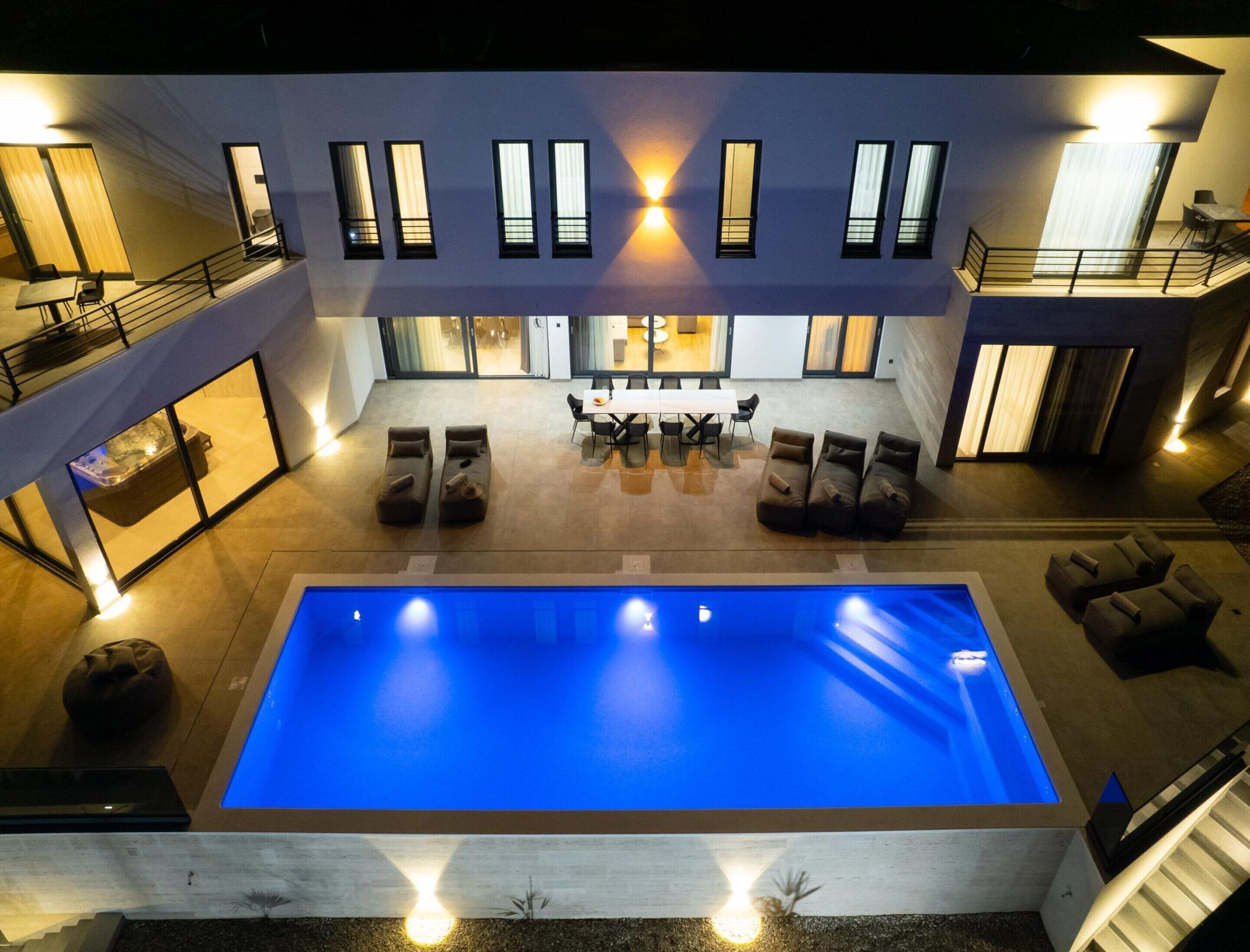 Vila | Piscina | Piscina interna, piscina externa