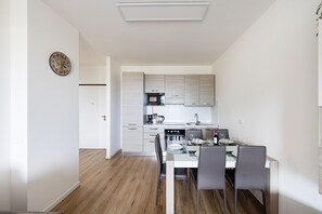 Fridge, microwave, oven, coffee/tea maker - 2 bedroom apartment with lake view (Desenzano del Garda)
