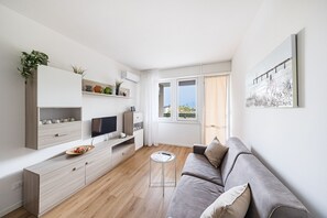TV - 2 bedroom apartment with lake view (Desenzano del Garda)