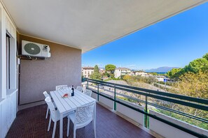 Outdoor dining - 2 bedroom apartment with lake view (Desenzano del Garda)