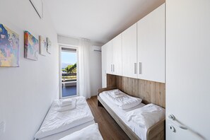 2 bedrooms, iron/ironing board, travel cot, free WiFi - 2 bedroom apartment with lake view (Desenzano del Garda)