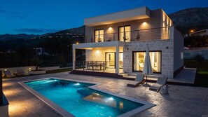 Pool - Stylish 4-Bedroom Villa Agrosa with 30 m2 Private Pool, Hydromassage, Finnish Sauna and Fun zone (Srinjine)