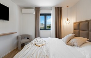 Each bedroom is thoughtfully decorated and air-conditioned to ensure a carefree family holiday. - Stylish 4-Bedroom Villa Agrosa with 30 m2 Private Pool, Hydromassage, Finnish Sauna and Fun zone (Srinjine)