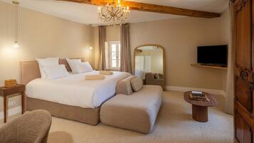 Double Room, 1 King Bed, Roll-in Shower, Garden View | In-room safe, desk, blackout curtains, soundproofing