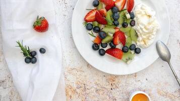 Petit déjeuner complet (19 EUR par personne)