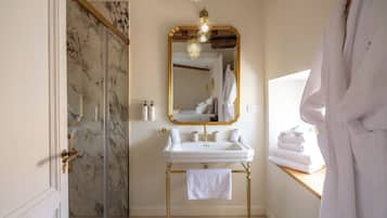 Quarto casal, 1 cama King, chuveiro com barras de apoio, vista para o jardim | Banheiro | Produtos de toalete grátis, secador de cabelo, roupões de banho