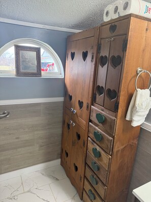 Whirlpool, Haartrockner, Handtücher, Seife