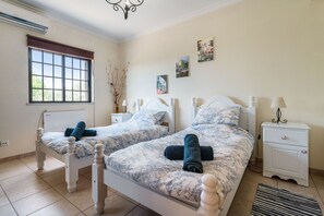 4 chambres, fer et planche à repasser, Wi-Fi, draps fournis
