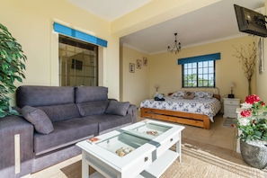 4 bedrooms, iron/ironing board, WiFi, bed sheets