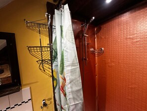 Chuveiro, secador de cabelo, toalhas de banho 