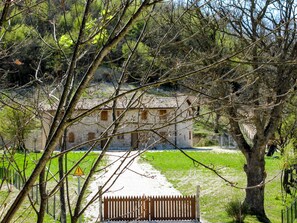 Property grounds - 2 villas in adjoining fields - sleep 50 with infinity pool + fantastic views (Bazzano Superiore)