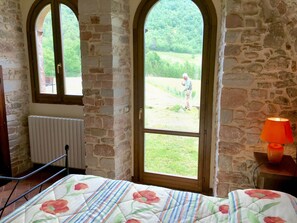 24 bedrooms, iron/ironing board, free WiFi, bed sheets - 2 villas in adjoining fields - sleep 50 with infinity pool + fantastic views (Bazzano Superiore)