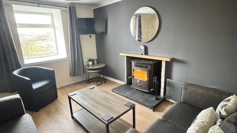 Croft House - Sleeps 4 & Beautiful Mountain View