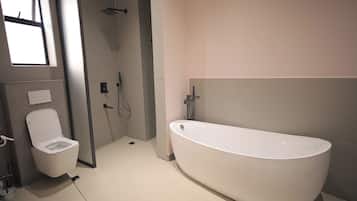 Appartement, 2 slaapkamers, balkon | Badkamer | Badjassen, pantoffels, handdoeken, zeep