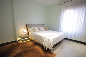 Desk, laptop workspace, iron/ironing board, free WiFi - Heritage Residences Muyenga (Kampala)