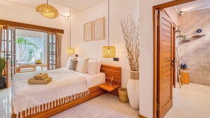 Una camera da letto moderna con un letto grande, comodini, una finestra con vista e una porta in legno.