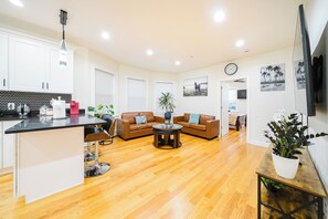 Smart TV - Newly Renovated 4BR Worcester Home • Pet-Friendly • Near I-290 & Park 16-2 (Worcester)