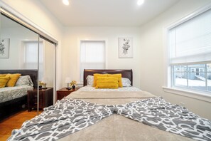4 bedrooms, iron/ironing board, free WiFi, bed sheets - Newly Renovated 4BR Worcester Home • Pet-Friendly • Near I-290 & Park 16-2 (Worcester)
