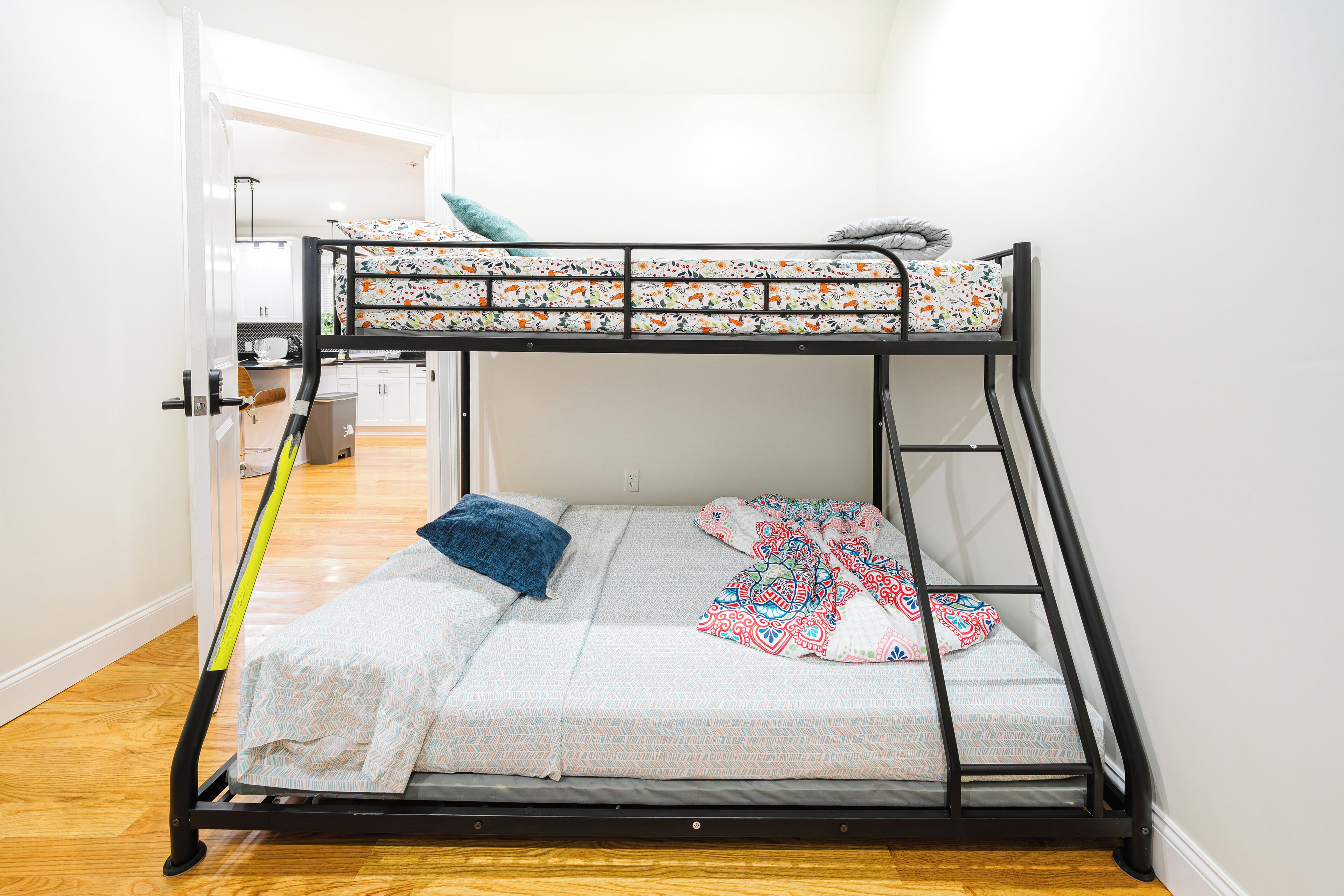 4 slaapkamers, een strijkplank/strijkijzer, gratis wifi, beddengoed