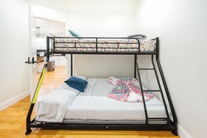 4 dormitorios, tabla de planchar con plancha, wifi gratis y ropa de cama