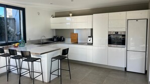 Private kitchen - Modern architect-designed villa with pool - Immersion in nature & light (Roquefort-les-Pins)