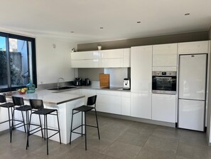 Private kitchen - Modern architect-designed villa with pool - Immersion in nature & light (Roquefort-les-Pins)
