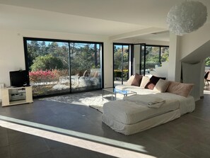 Living area - Modern architect-designed villa with pool - Immersion in nature & light (Roquefort-les-Pins)