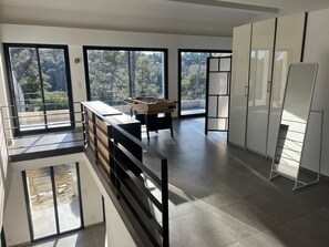 Interior - Modern architect-designed villa with pool - Immersion in nature & light (Roquefort-les-Pins)