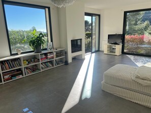 Een strijkplank/strijkijzer, gratis wifi, beddengoed