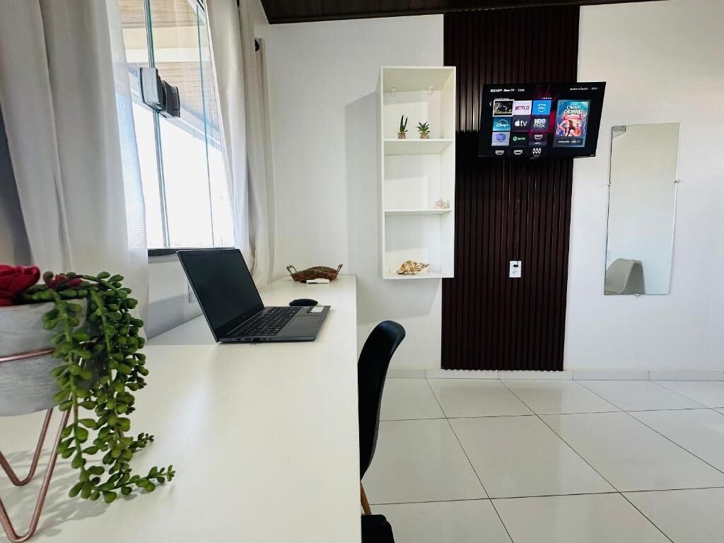 Skrivbord, arbetsyta för laptop och gratis wi-fi