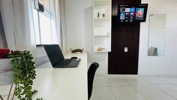 Skrivbord, arbetsyta för laptop och gratis wi-fi