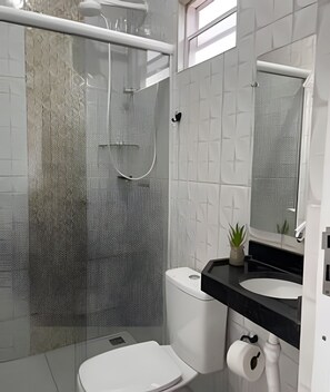 Standaard appartement, balkon, uitzicht op lagune | Badkamer | Een douche, gratis toiletartikelen, handdoeken, zeep