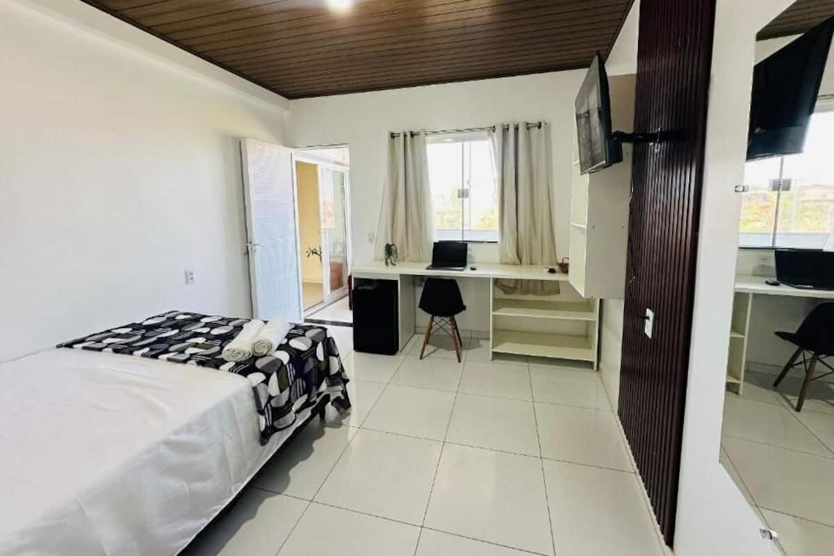 Suite | Desk, laptop workspace, free WiFi