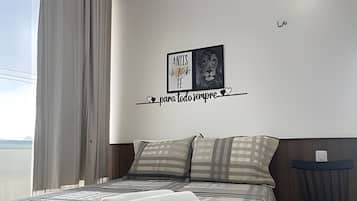 Quarto triplo básico | Escrivaninha, espaço de trabalho para notebook, Wi-Fi de cortesia