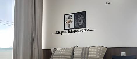 Escritorio, espacio para trabajar con laptop y wifi gratis