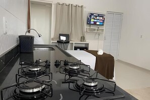 Sviitti | Työpöytä, kannettavalle tietokoneelle sopiva työtila, ilmainen Wi-Fi