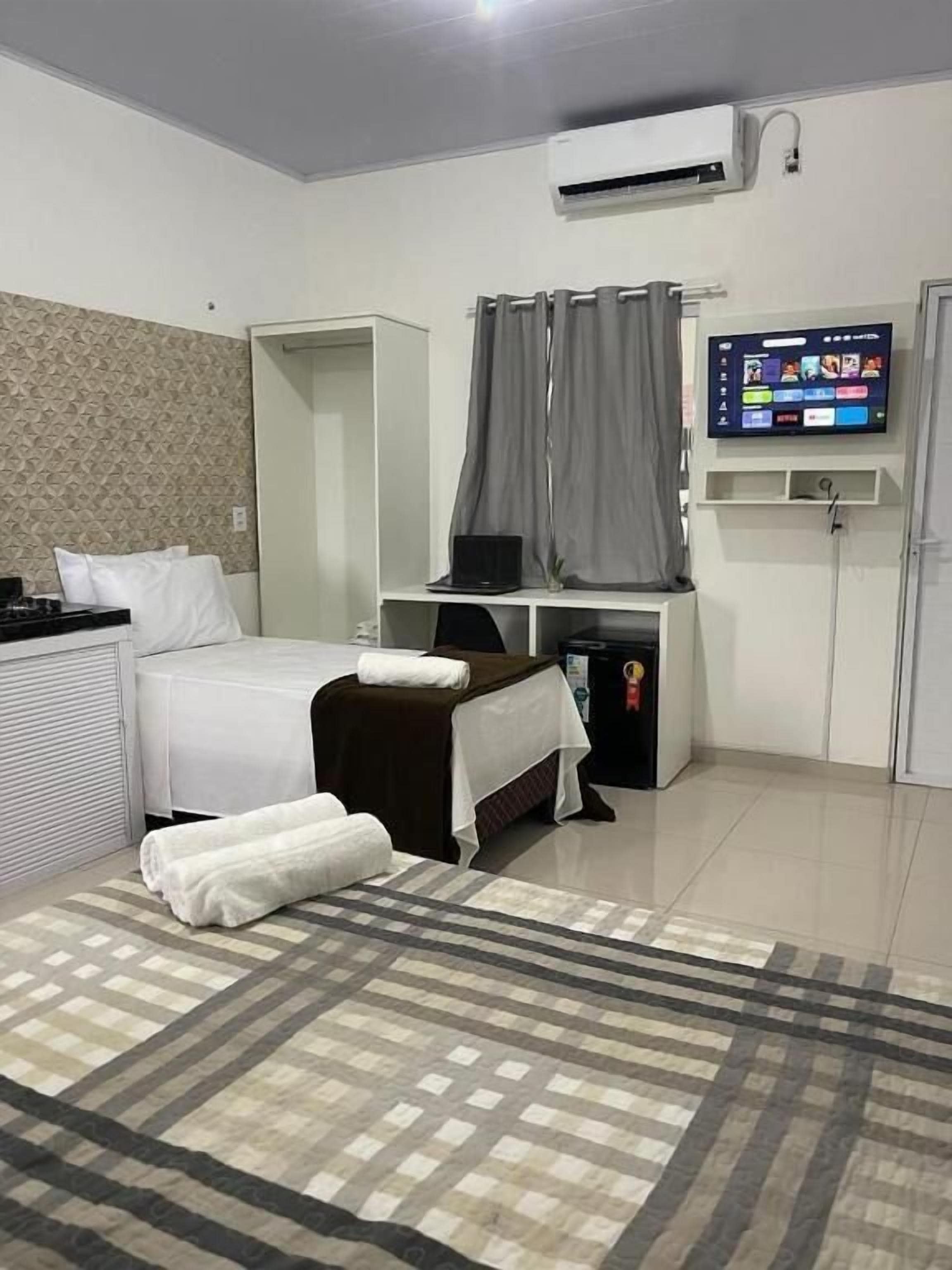 Meja kerja, ruang kerja ramah laptop, dan Wi-Fi gratis