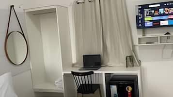 Apartamento estándar, balcón, vistas a la laguna | Escritorio, espacio para trabajar con un portátil, wifi gratis